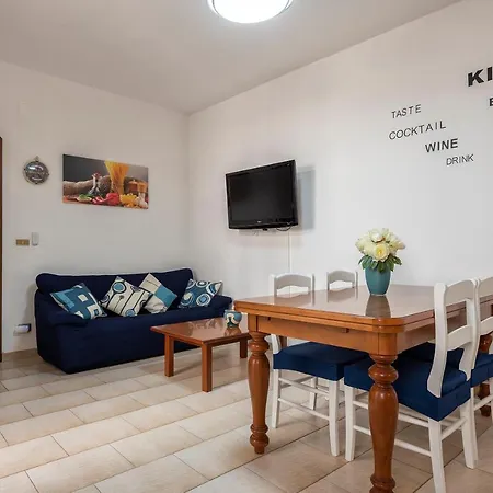 Family House 1.1 شقة